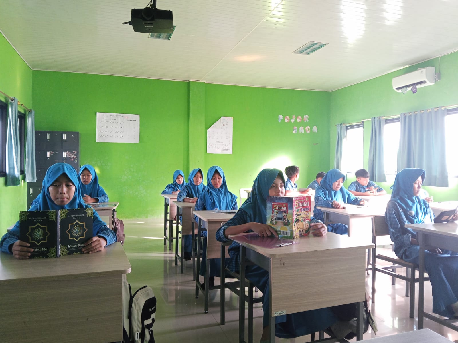 Mencari Ilmu, Meraih Pahala: Hari Keempat UTS MTsN 1 Way Kanan Dimulai dengan Murojaah