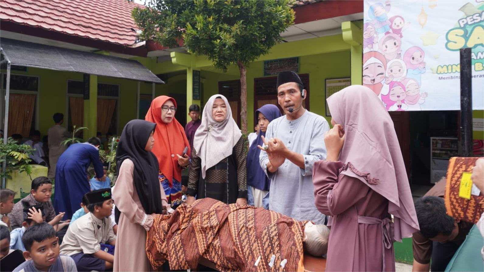 Pesantren Kilat MIN 1 Bandar Lampung: Siswa Praktik Memandikan, Mengkafani, dan Menshalatkan Jenazah.