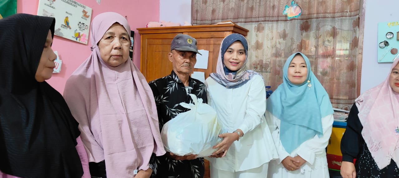 Badan Pengasuh RA Perwanida 1 Kota Bandar Lampung Serahkan Bantuan Sosial Bagi Warga di lingkungan sekolah