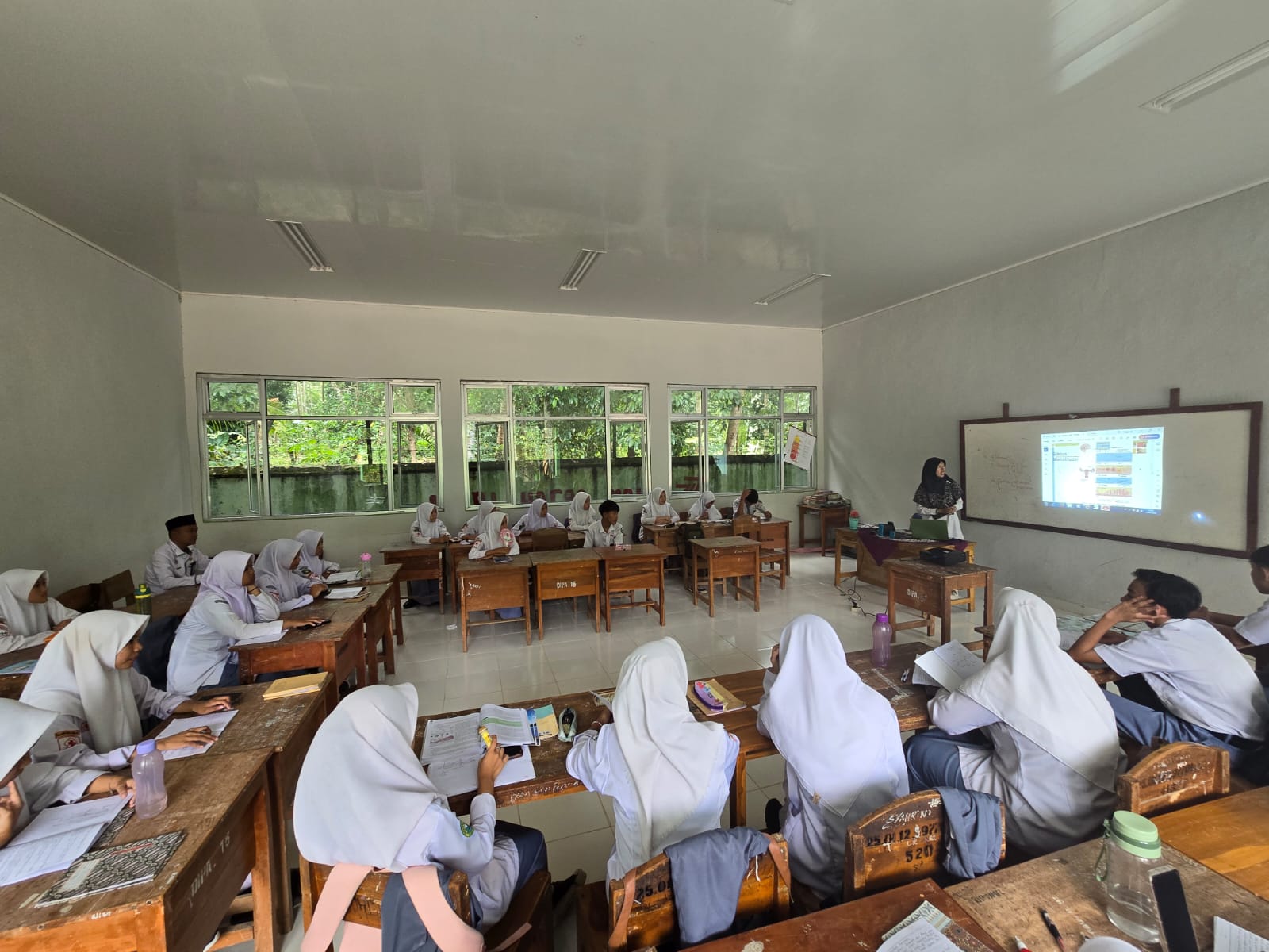 Meningkatkan Kinerja Guru, Kepala MAN 1 Tanggamus Lakukan Supervisi Kelas