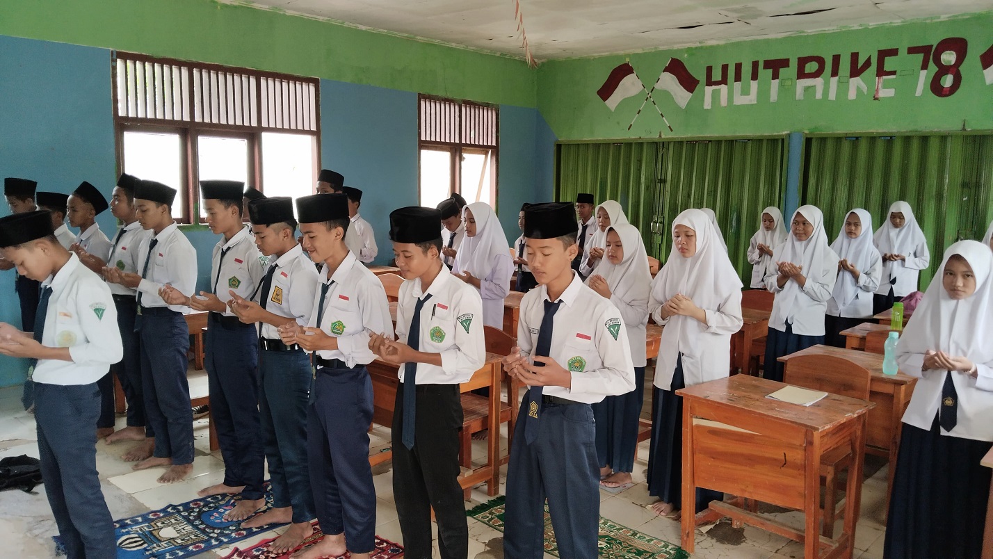 Kecemerlangan Spiritual dan Ragam Keterampilan: Ujian Praktik di MTsN 2 Way Kanan
