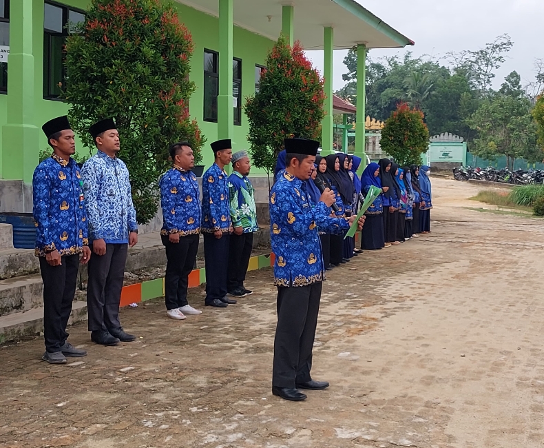 MTsN 2 Way Kanan Melaksanakan Upacara Peringatan Hari Pendidikan Nasional