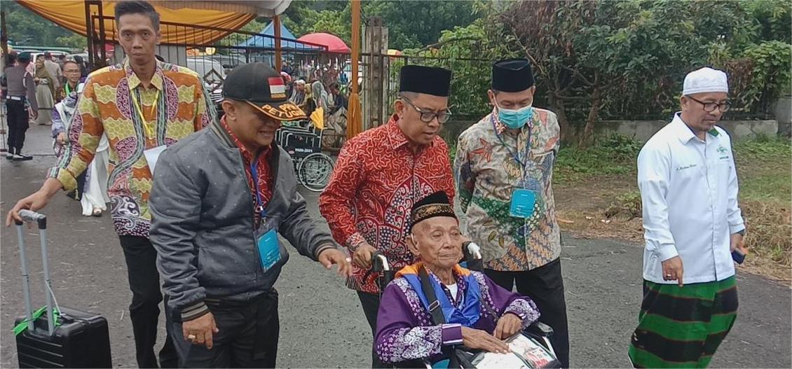 Calon Jamaah Haji (CJH ) Gelombang Pertama  (kloter) pertama JKG 03 Bandar Lampung tiba di Asrama Haji Raja Basa