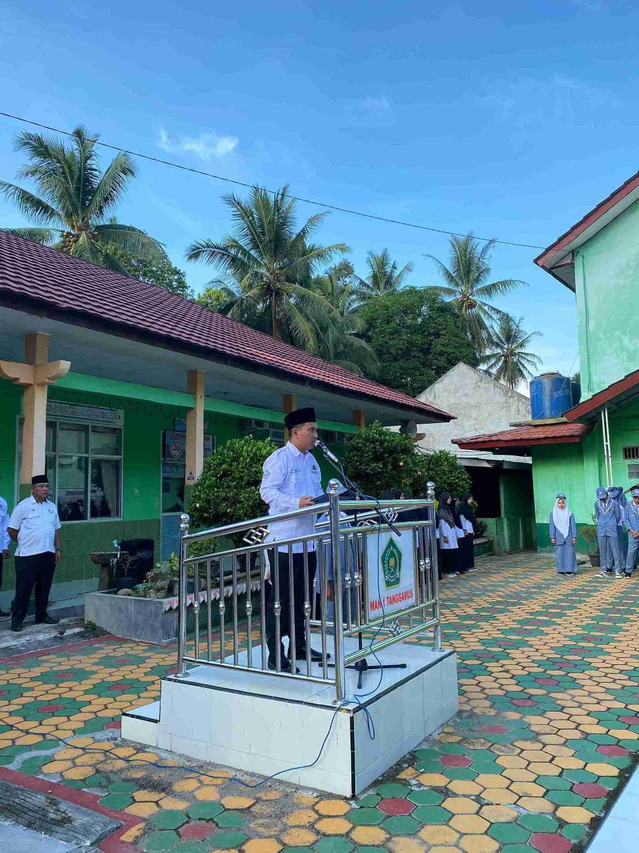 Upacara Bendera, Pembina Ingatkan Peserta Didik Pentingnya Disiplin Waktu dan Tatib