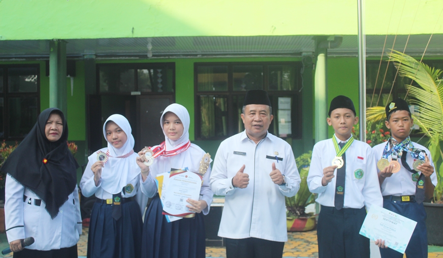 Lahirnya Bintang-Bintang Baru! MTsN 1 Tanggamus Berikan Apresiasi Siswa Berprestasi