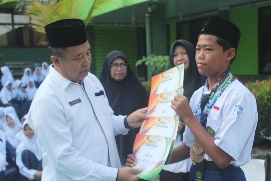 Anggara Jyana Putra Raih Empat Medali di Kejuaraan Renang Danyonif 143/TWEJ, Kepala MTsN 1 Tanggamus Berikan Apresiasi!