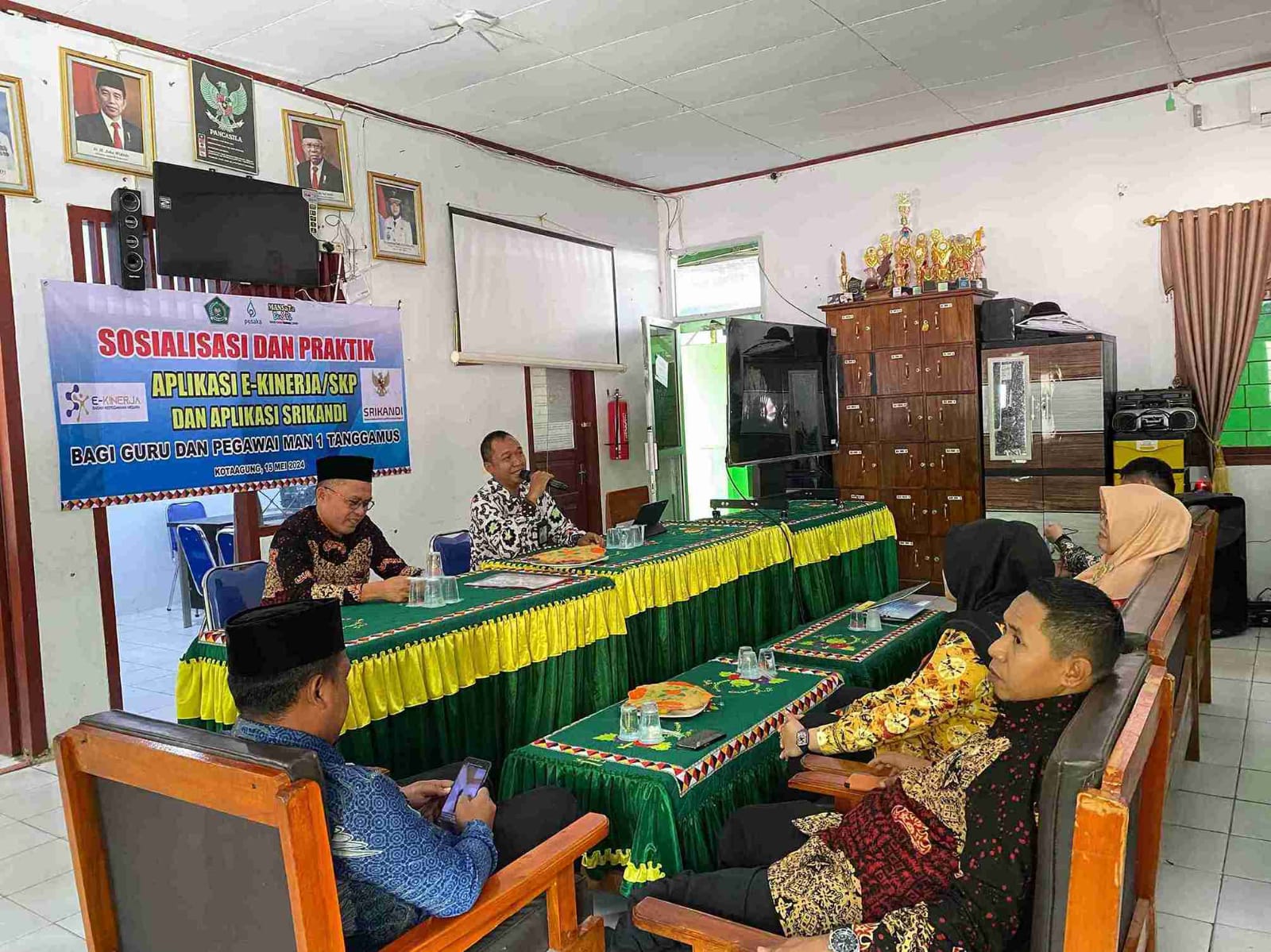 Sosialisasi Penggunaan Aplikasi Srikandi dan E-Kinerja Sebagai Pengelola Kearsipan MAN 1 Tanggamus