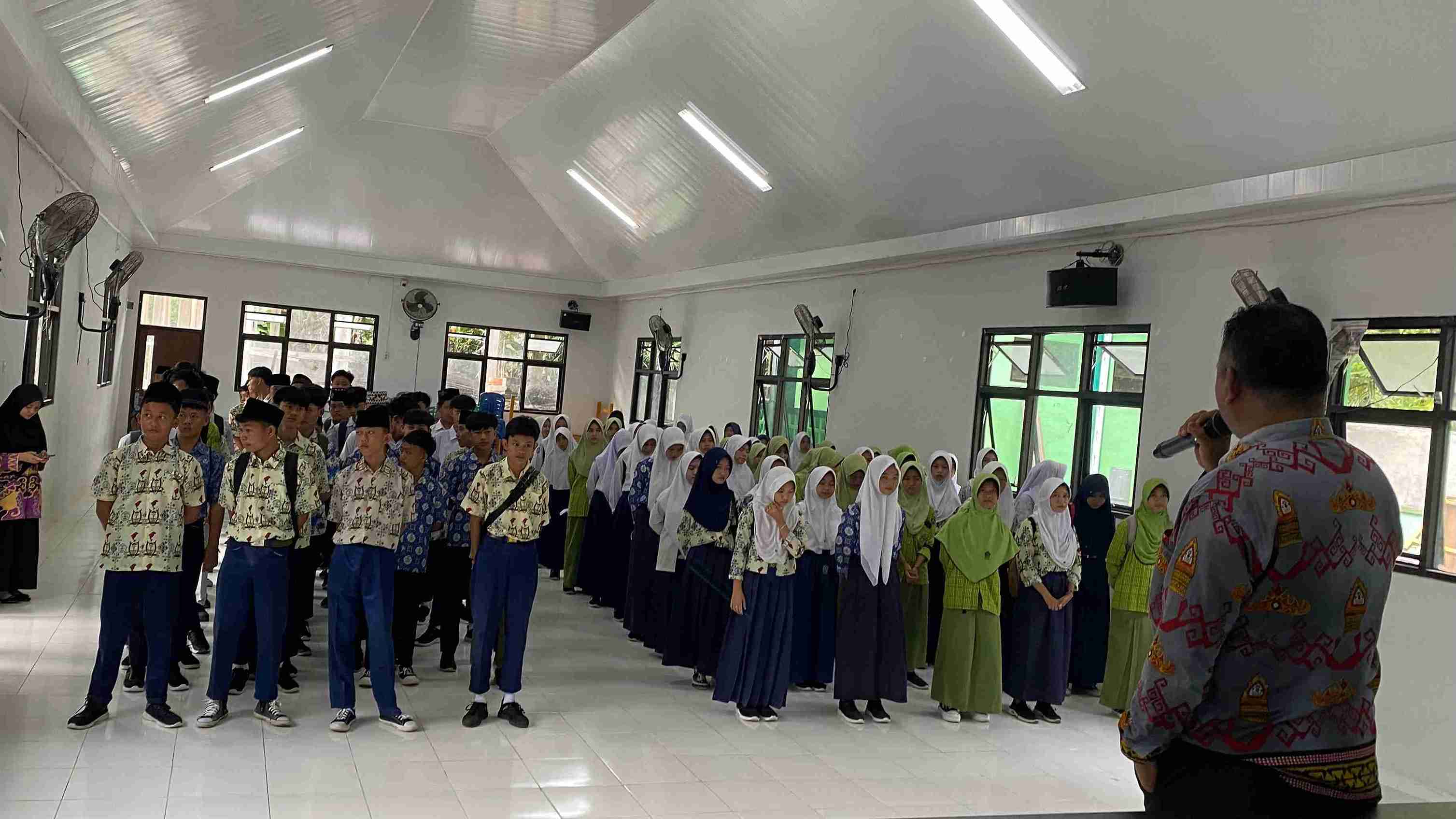 Calon Peserta Didik Mengikuti Apel Pagi Sebelum Tes Jalur Masuk Reguler MAN 1 Tanggamus 2024/2025