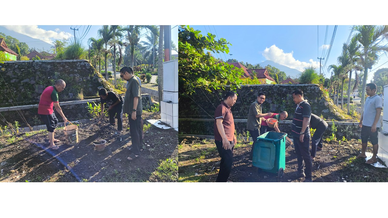 ASN Kemenag Tanggamus Gelar Aksi Bersih-Bersih di Halaman Kantor