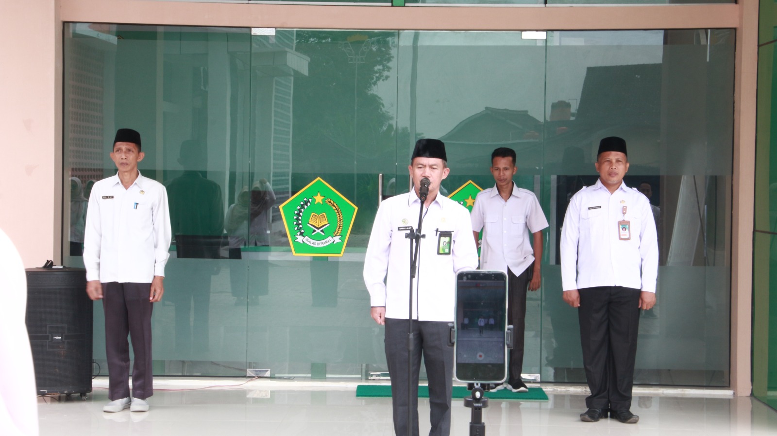 Pada saat Apel, Kasi Bimas Islam tekankan pentingnya disiplin dan mengevaluasi kegiatan yang telah dilaksanakan