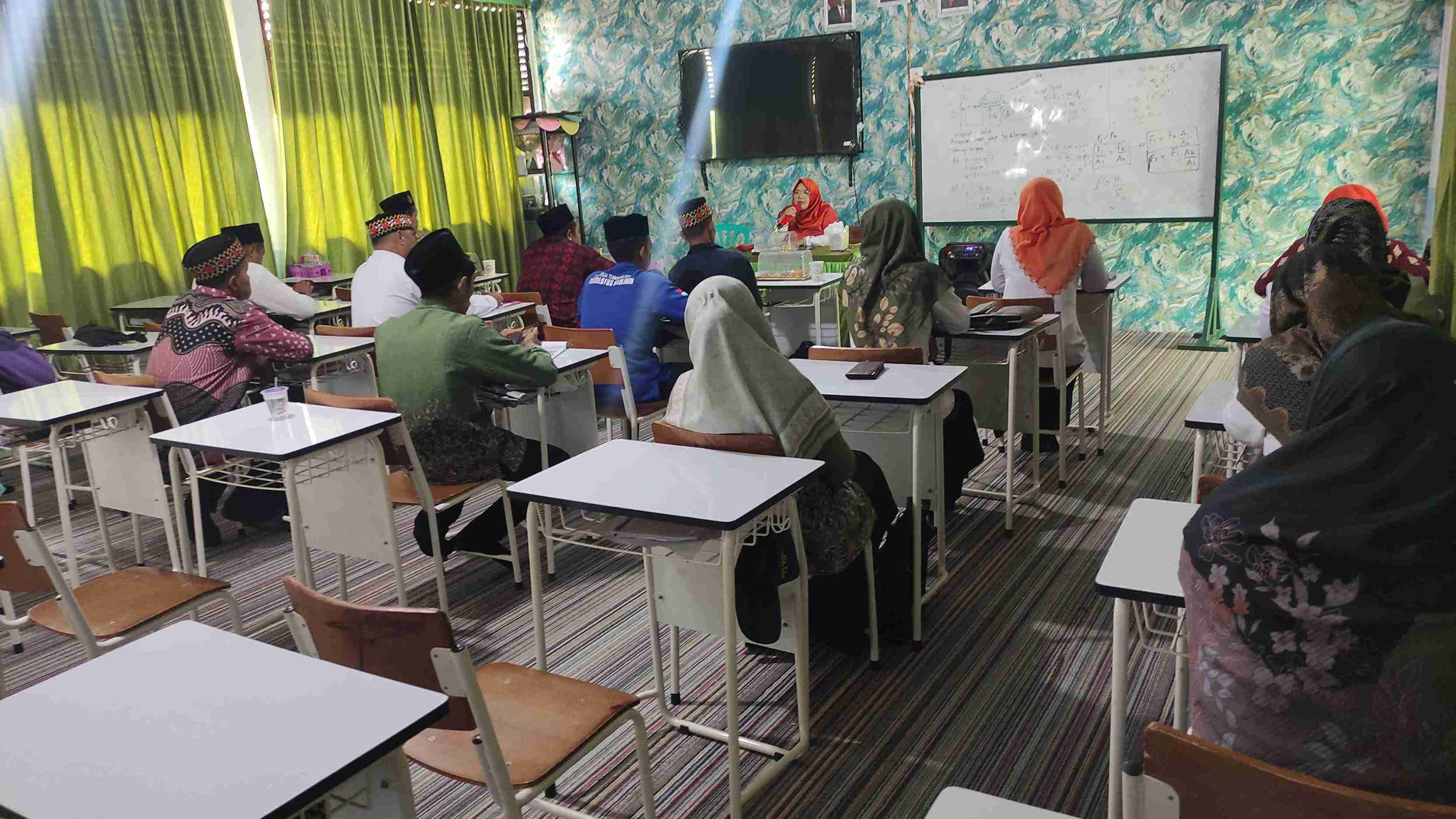 Rapat KKM MTsN 1 Lampung Barat:   Bahas Penyusunan Kurikulum Operasional Madrasah (KOM) Dan Bakti Sosial