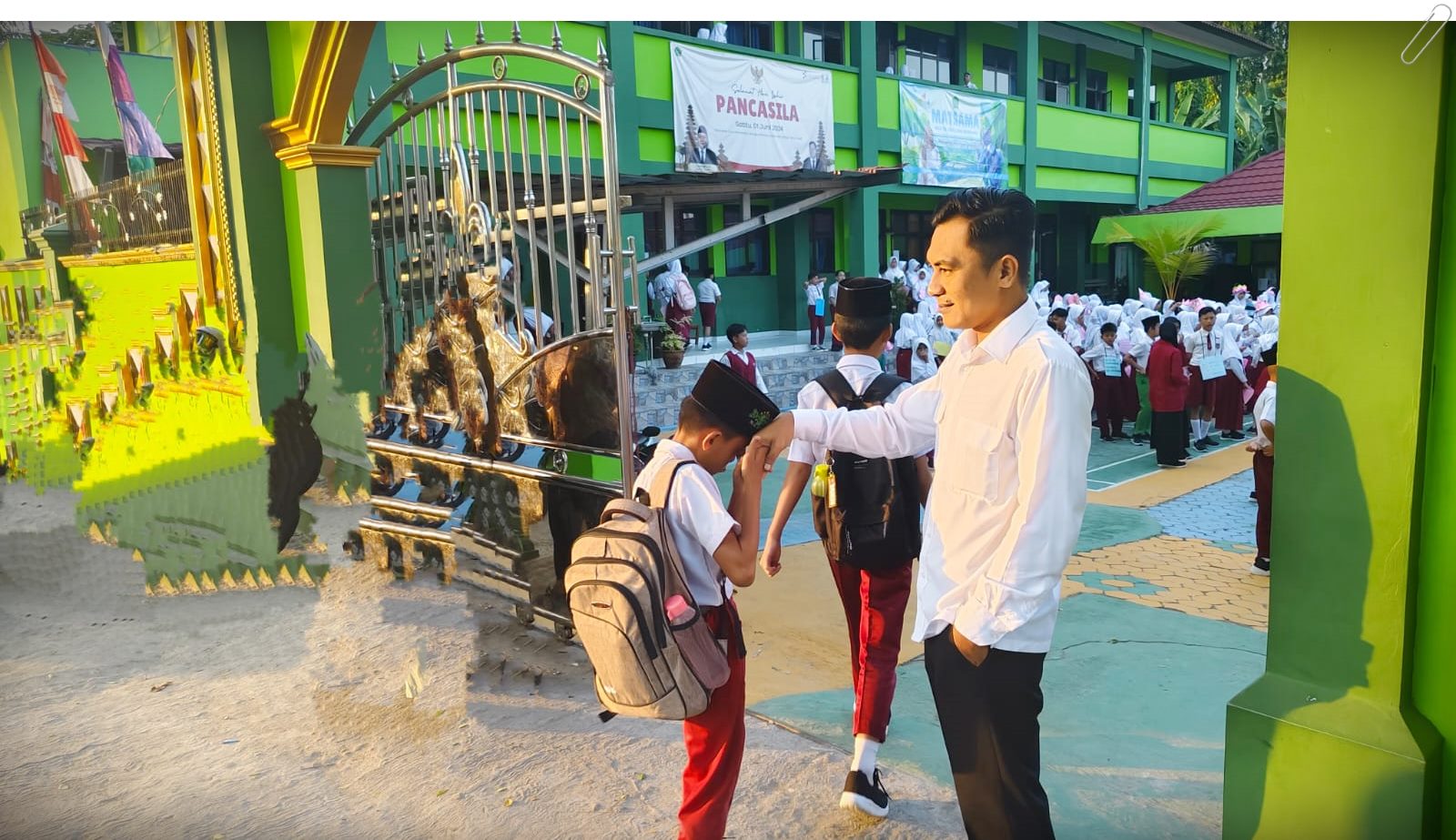 MTsN 1 Tanggamus Gencarkan Penanaman Karakter, Waka Humas: "Senyum Sapa Pagi untuk Madrasah Lebih Baik"