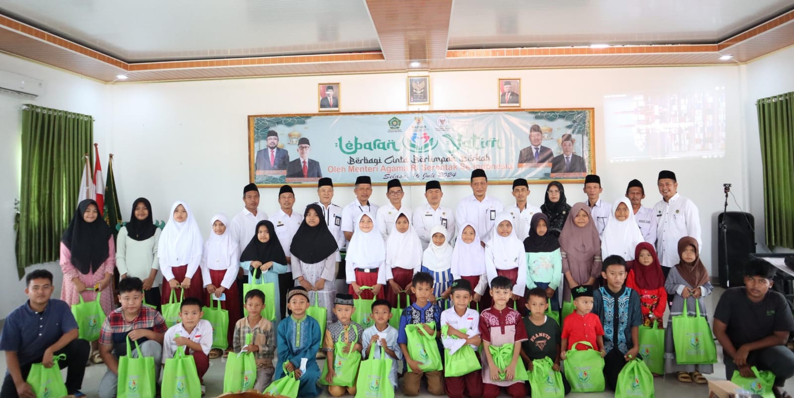 Berkah Lebaran Anak Yatim, 20 Siswa MIN 1 Way Kanan mendapatkan Paket Santunan