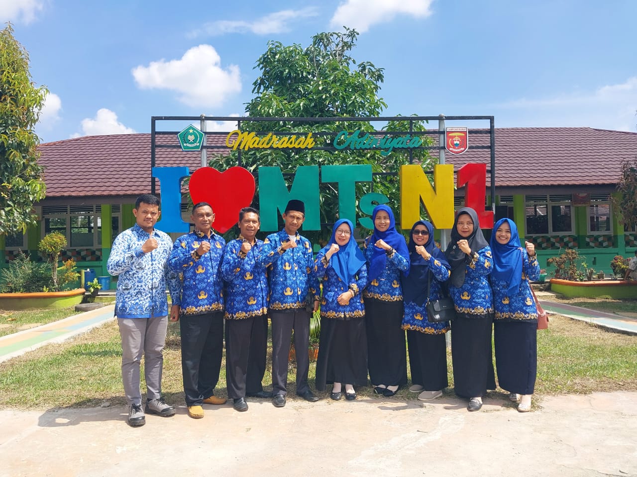Waka Kurikulum, Kaur TU, dan Dewan Guru MTsN 2 Way Kanan Mengikuti Kegiatan Studi Tiru Kelas Unggulan ke MTsN 1 Lampung Barat