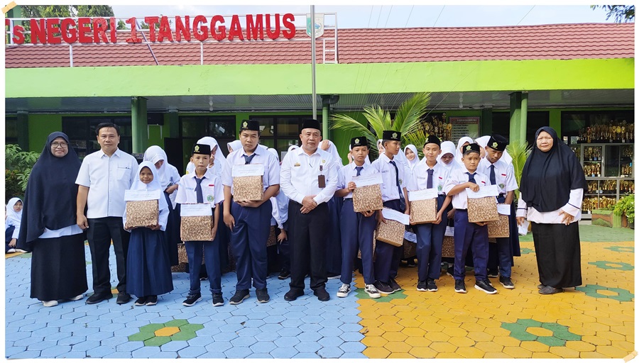 Bestie Goals! MTsN 1 Tanggamus Buktikan Kepedulian Lewat Lebaran Yatim