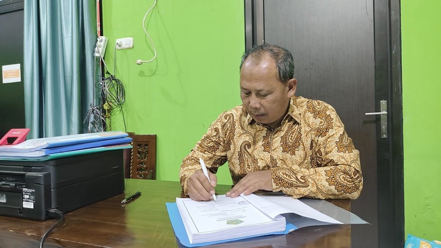 Pengawas Pembina MTsN 1 Tanggamus Lakukan Pembinaan, Bedah CP dan Tandatangan Lembar Pengesahan Perangkat Pembelajaran Kurikulum Merdeka