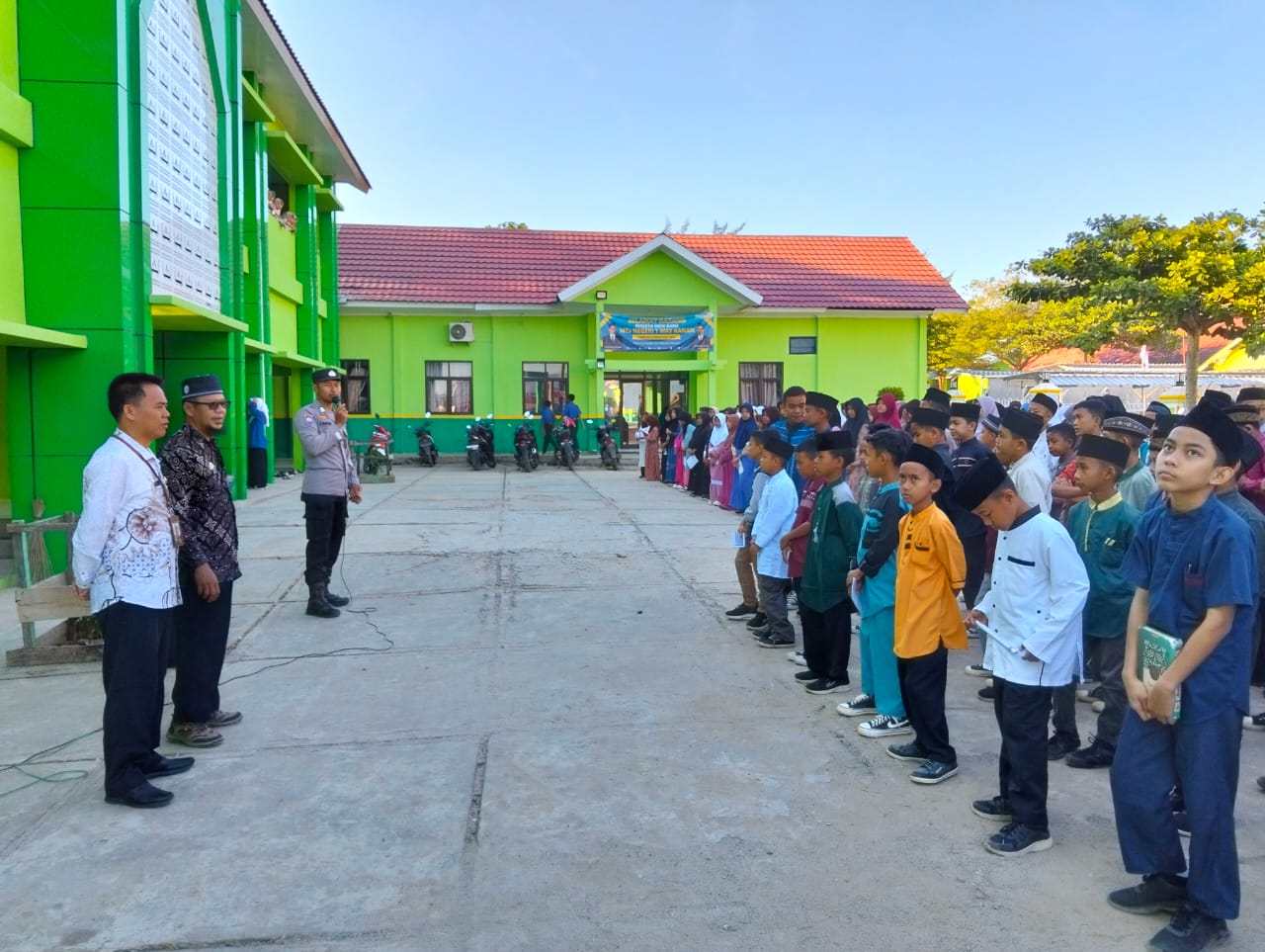 Kanit Kamtibmas Kec. Kasui  Memberikan Pengarahan dan Pembinaan Siswa MTs N 1 Way Kanan