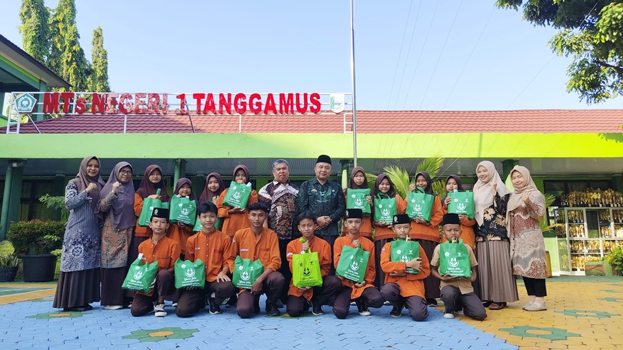 Senyum Cerah Anak Yatim Meriahkan Penyaluran Santunan Kemenag di MTsN 1 Tanggamus