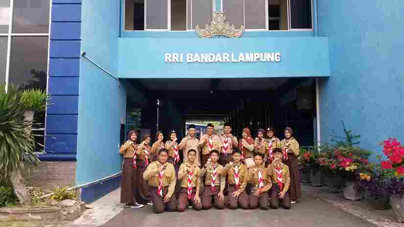 Gema Pramuka Pangkalan Raden Imba Kesuma (RIMBA) MTsN 1 Bandar Lampung Tampil di Udara