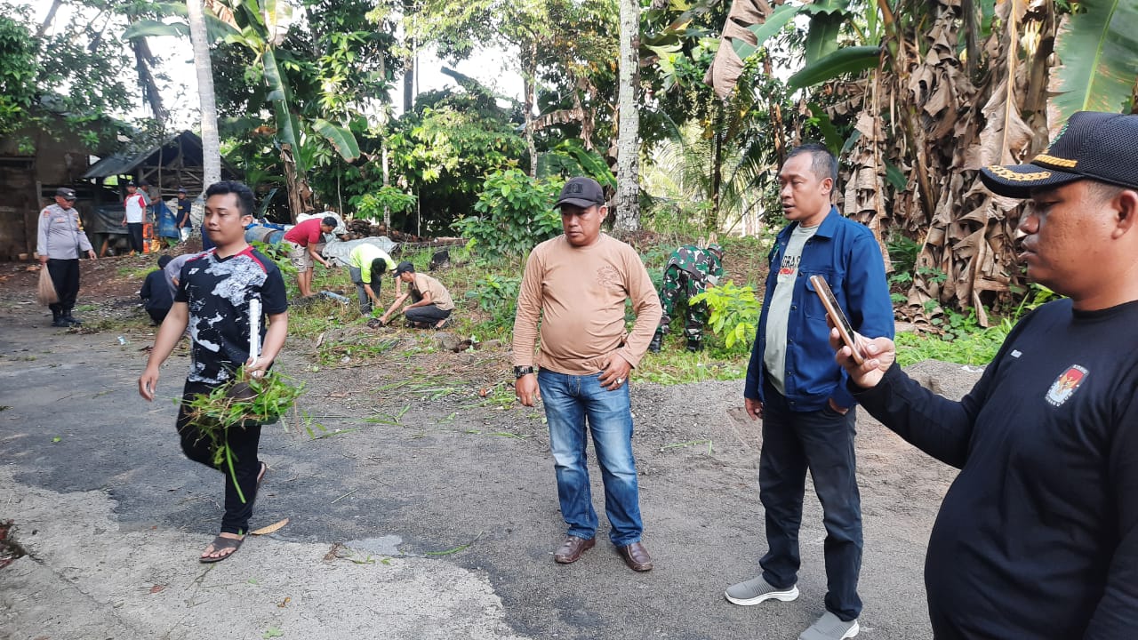 Peduli Lingkungan Madrasah, MAN 1 Tanggamus Giatkan Aksi Jum'at Bersih Bersama Kades