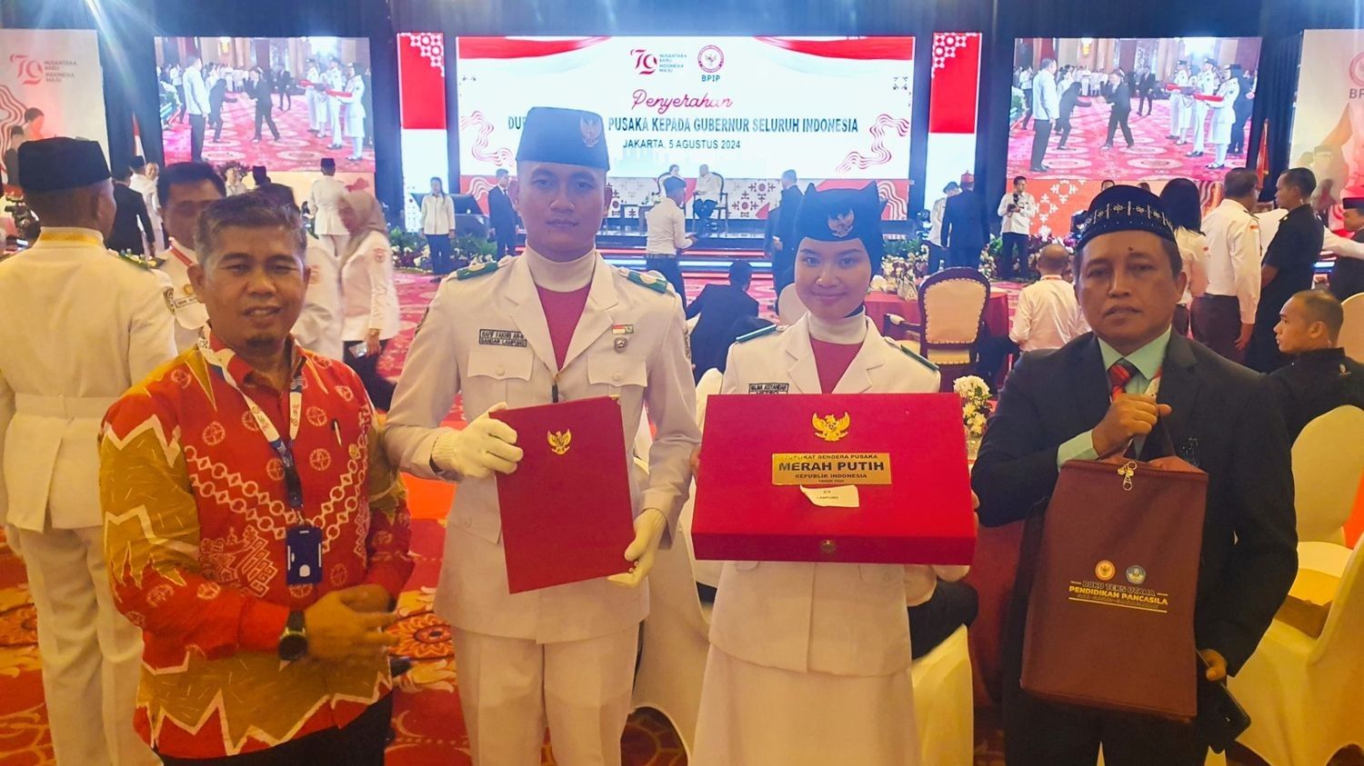 Siswi MAN 1 Metro Menjadi Perwakilan Penerima Duplikat Bendera Pusaka Merah Putih RI Di Jakarta