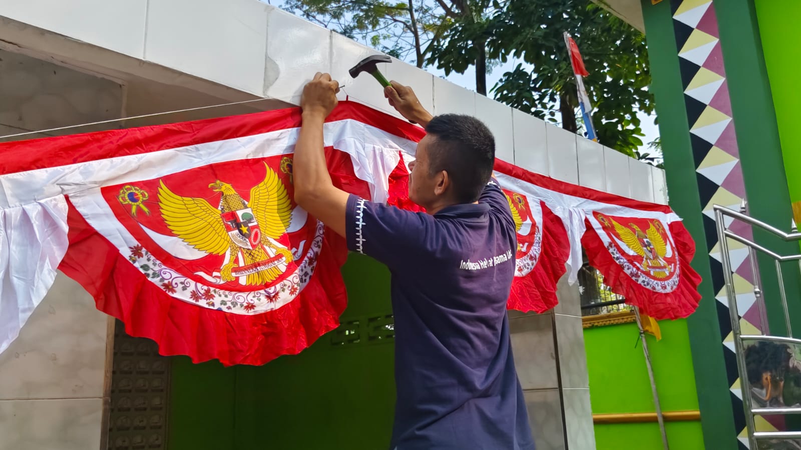 Semangat Kemerdekaan: MTsN 1 Tanggamus Hiasi Lingkungan dengan Umbul-Umbul Menjelang HUT RI ke-79
