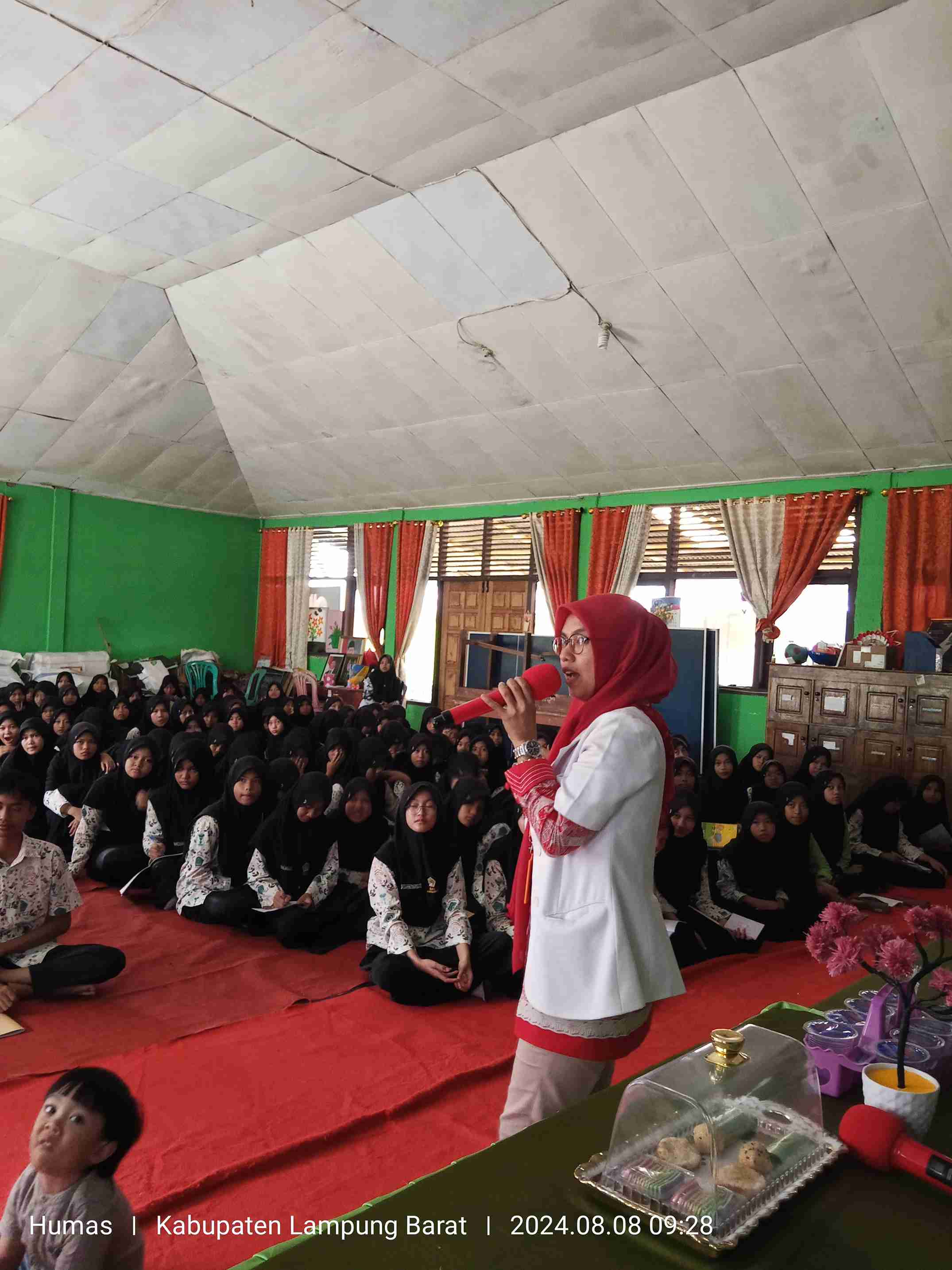 Siswa Kelas VIII MTsN 1 Lambar Ikuti Sosialisasi NAPZA, IMS, dan DBD oleh Tim Puskesmas Liwa