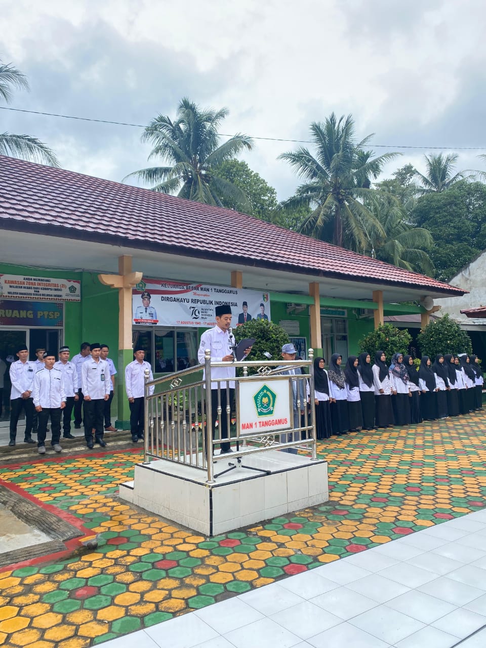 Suherman, Pembina Upacara Sampaikan Pentingnya Disiplin dalam Diri Peserta Didik MAN 1 Tanggamus