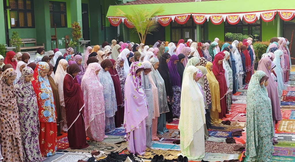Sholat Dhuha Bersama di MTsN 1 Tanggamus: Menyatukan Hati dalam Keberkahan dan Solidaritas