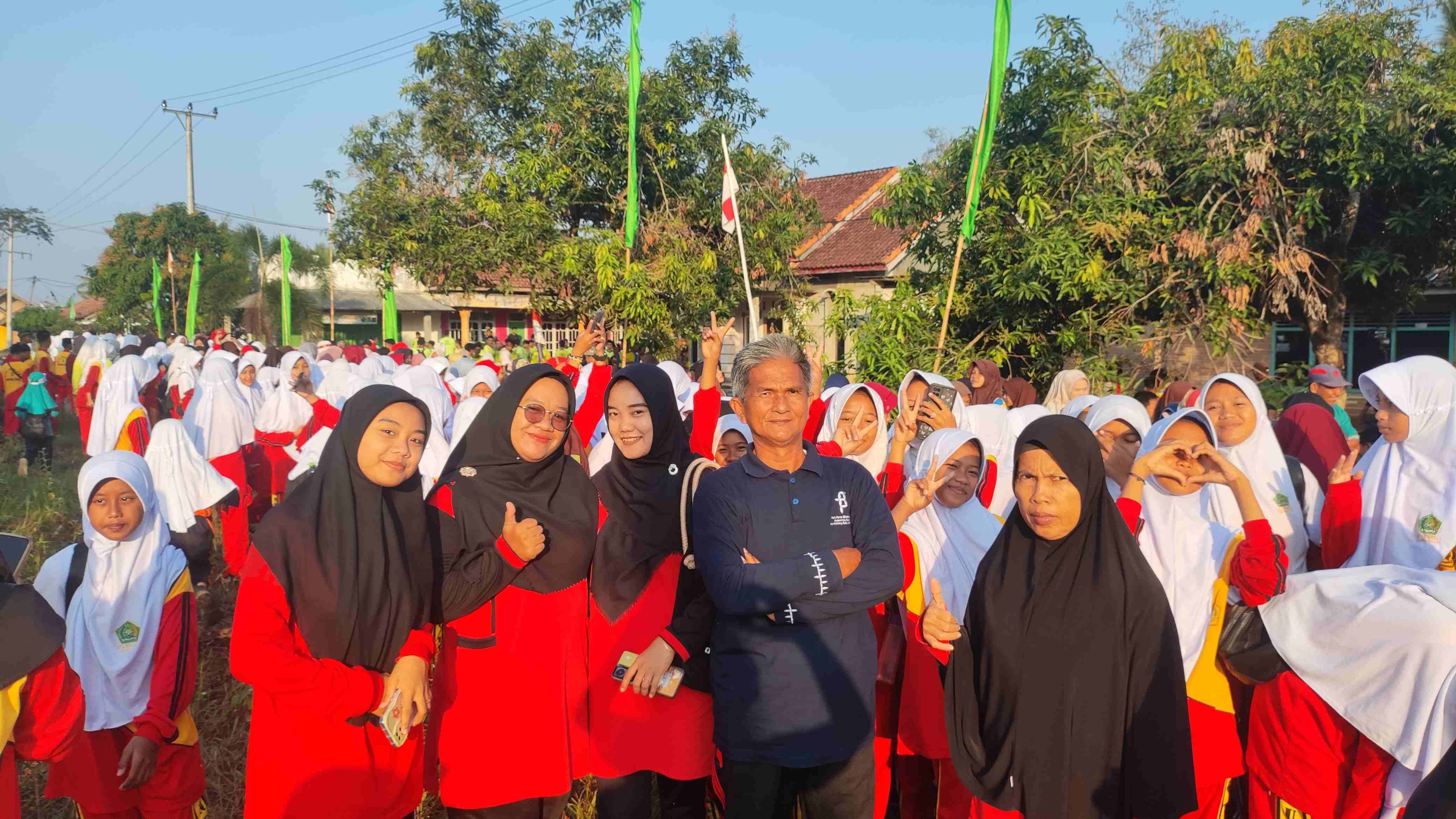 Sebanyak 625 Siswa MTsN 3 Lampung Utara Ikuti Jalan Sehat Meriahkan HUT Ke 79 Republik Indonesia