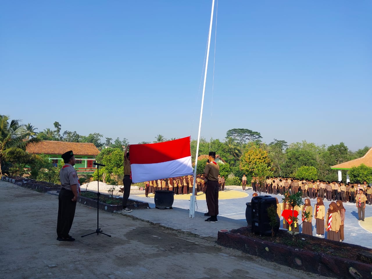 MTs N 2 Way Kanan Gelar Upacara Peringatan Hari Pramuka ke-63 Tahun 2024