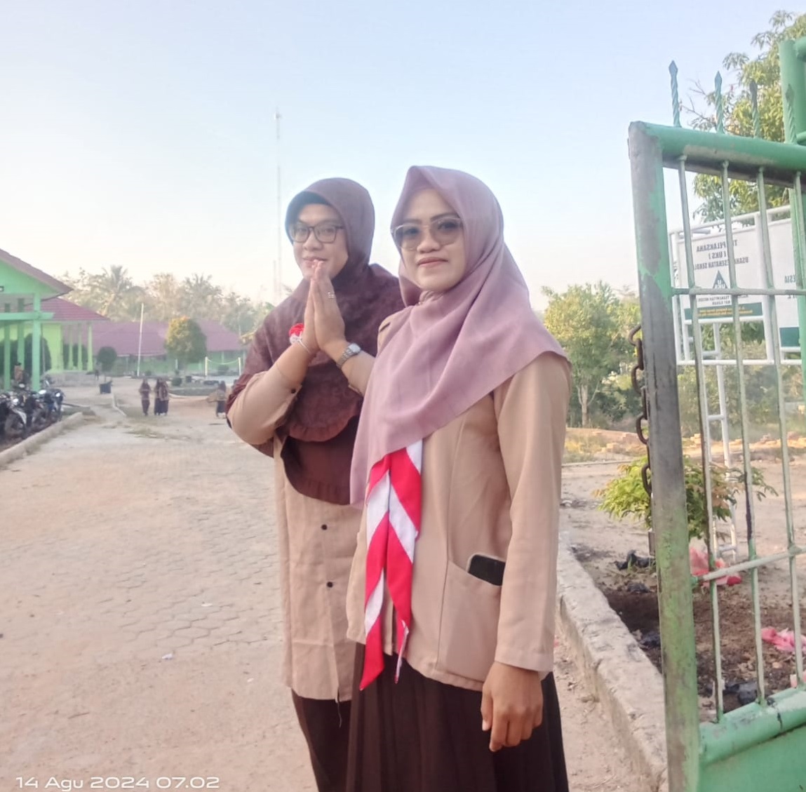 MTsN 2 Way Kanan Tetap Lakukan Penyambutan Siswa di Gerbang Meski Agenda Padat Hari Pramuka