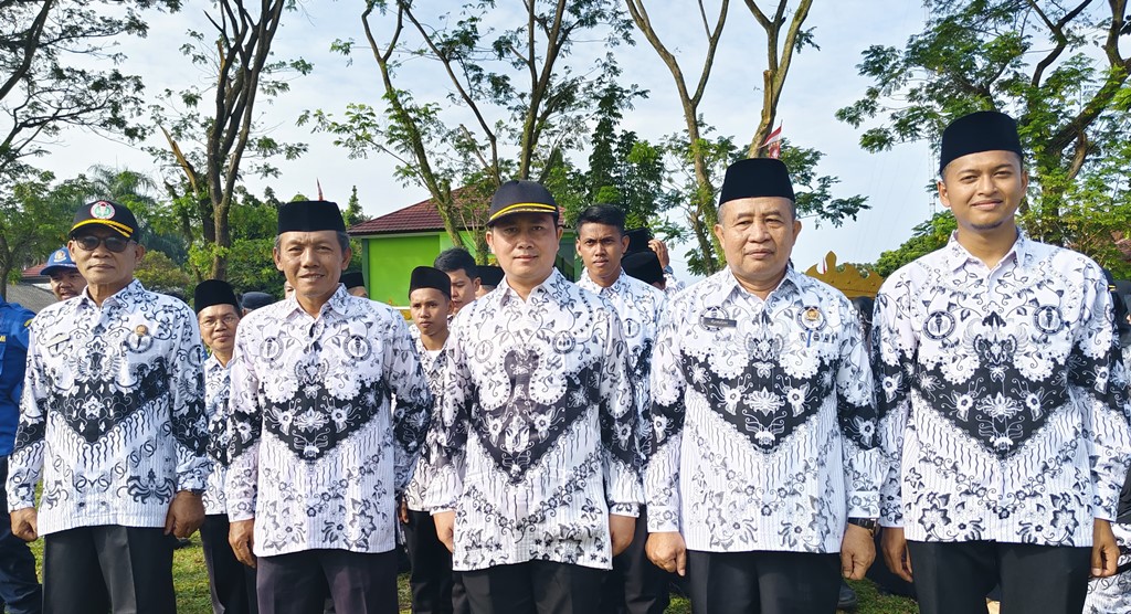 Civitas Akademika MTsN 1 Tanggamus Berpartisipasi dalam Upacara HUT Ke-79 RI di Lapangan Merdeka Kotaagung