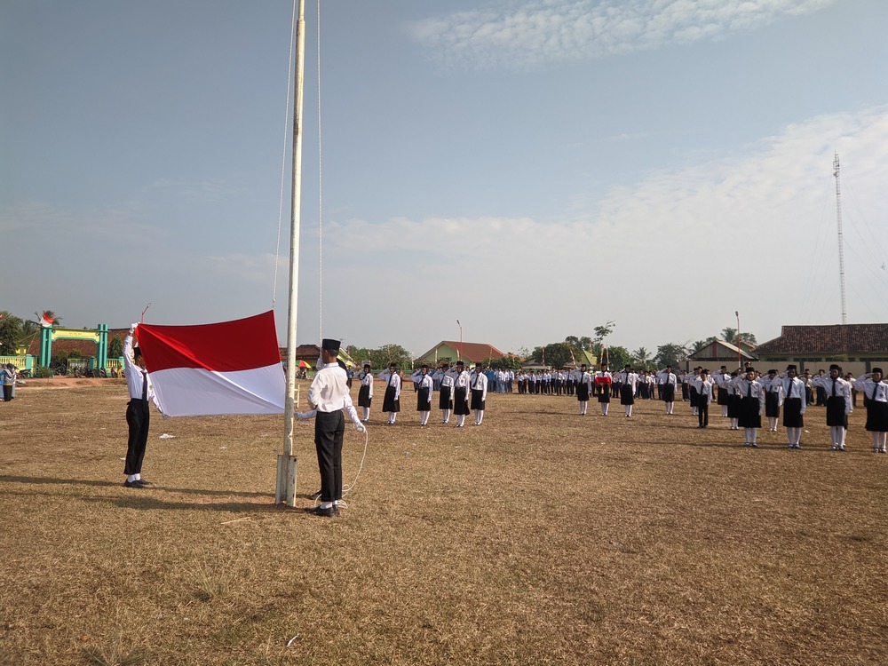 Kolaborasi Drumband dan Paskibra MTsN 2 Way Kanan dan MA Al Maarif Sukses Jalankan Tugas di Upacara HUT RI ke-79 di Serupa Indah