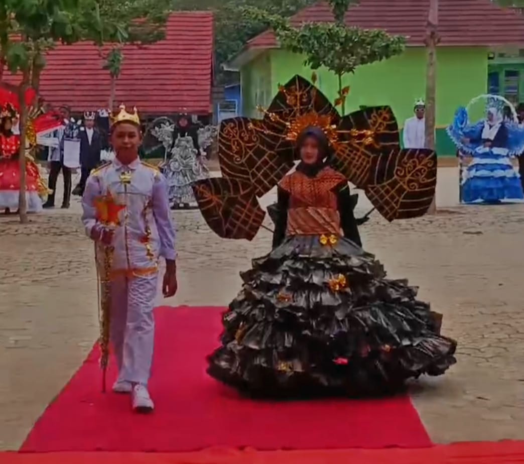 MTs Negeri 1 Way Kanan meriahkan HUT RI ke 79 dengan lomba fashion show