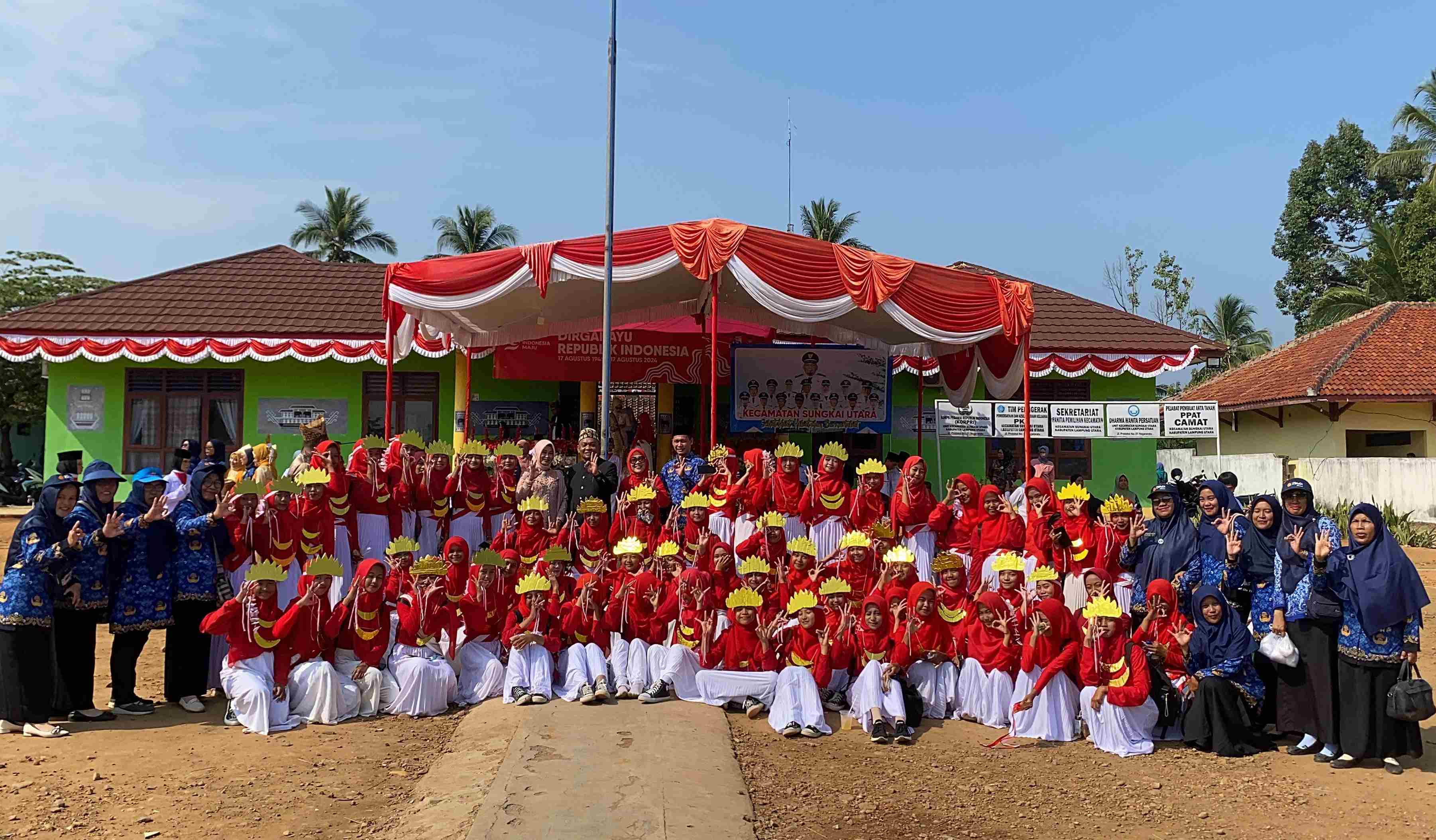 Meriahkan HUT Ke 79 Republik Indonesia Keluarga Besar MTsN 3 Lampung Ikuti Upacara Bendera Merah Putih dan Tampilkan Tari Kreasi, Senam Masal dan Drum Band