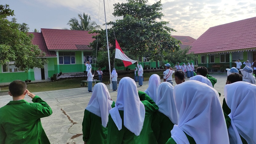 Upacara Hari Senin Sebagai Momentum Penting Kepala Madrasah dalam Memperkuat Semangat Kebangsaan dan Kedisiplinan