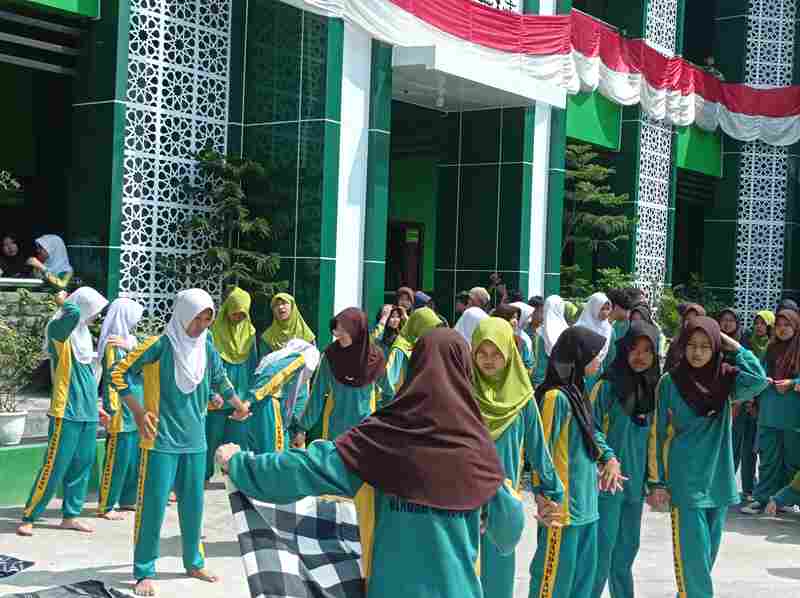 MTsN 1 Bandar Lampung Meriahkan HUT Ke-79 RI dengan Berbagai Perlombaan