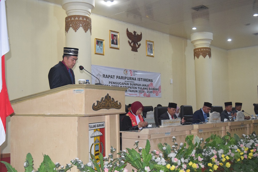 Kepala Kemenag Tulang Bawang Pimpin Doa Dalam Pengambilan Sumpah dan Janji 40 Anggota DPRD