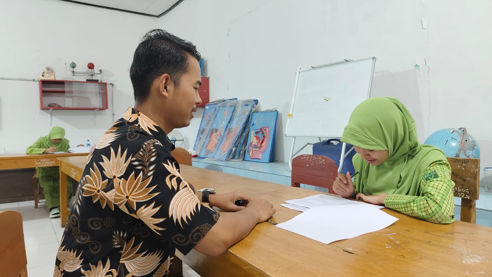 Pembina OBA MTsN 1 Tanggamus, Masda Susila: "Kami Terus Asah Kemampuan Siswa untuk OBA Tingkat Kabupaten"