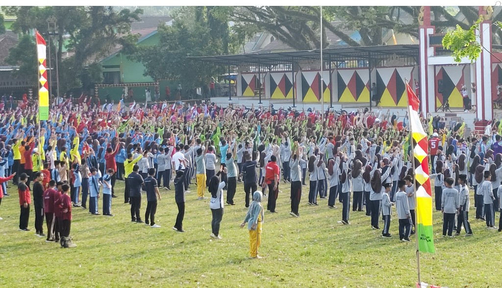 Tumpah Ruah di Lapangan Merdeka: MTsN 1 Tanggamus Ramaikan HUT ke-79 RI dengan Senam Bersama