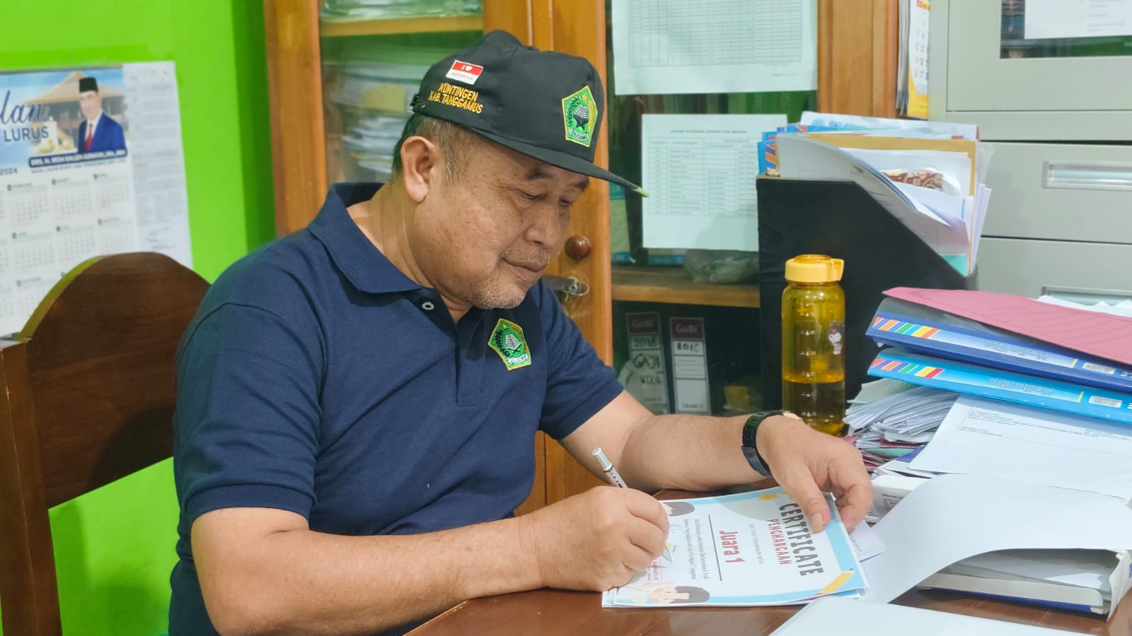 H. Ramdani Teken Sertifikat: HUT Ke-79 RI di MTsN 1 Tanggamus Jadi Momen Apresiasi Siswa!