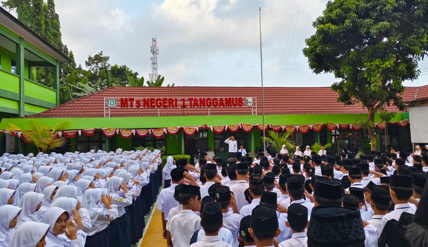 MTsN 1 Tanggamus Gelar Upacara Bendera Khidmat: Pembina Tekankan Pentingnya Komitmen Diri untuk Masa Depan