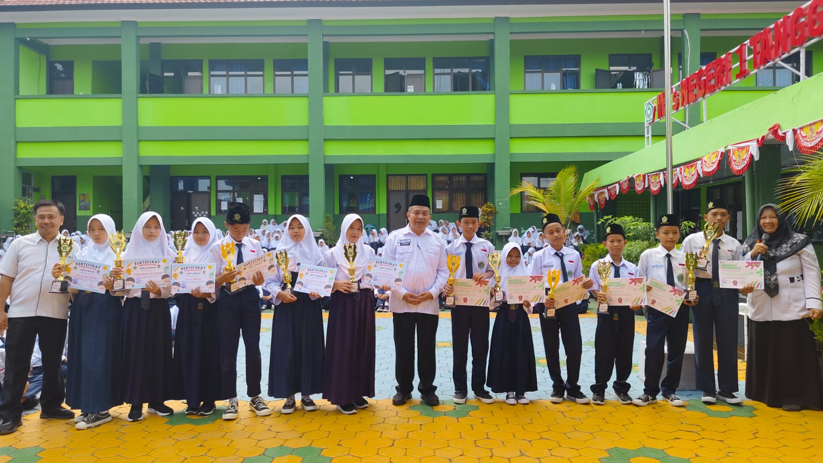 Kebersamaan dan Kreativitas Siswa MTsN 1 Tanggamus Warnai Perayaan HUT RI Ke-79