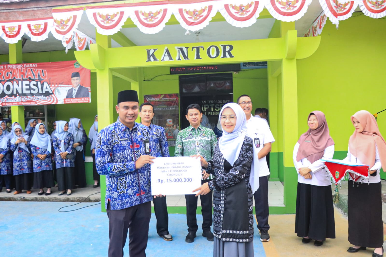 MAN 1 Pesisir Barat Dapat Bantuan Renovasi Mesjid dan Kursi Aula