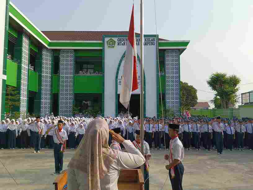 Indonesia Tidak Kehilangan Orang Pintar, Tapi Kehilangan Orang Jujur: Amanat Pembina Upacara di MTsN 1 Bandar Lampung