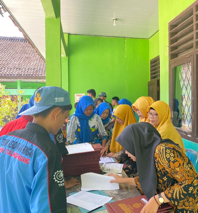 Peserta Didik Kelas IX MTsN 2 Tanggamus Tahun Ajaran 2023-2024 Lakukan Cap Jari dan pembagian Ijazah