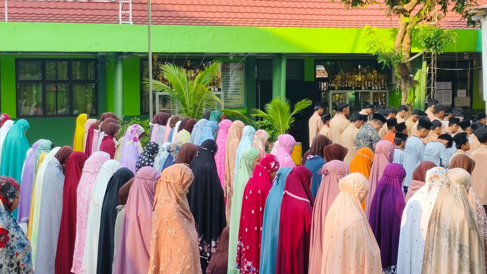 MTsN 1 Tanggamus Gelar Sholat Dhuha Bersama, Kepala Madrasah: "Menanamkan Kebiasaan Positif pada Siswa"