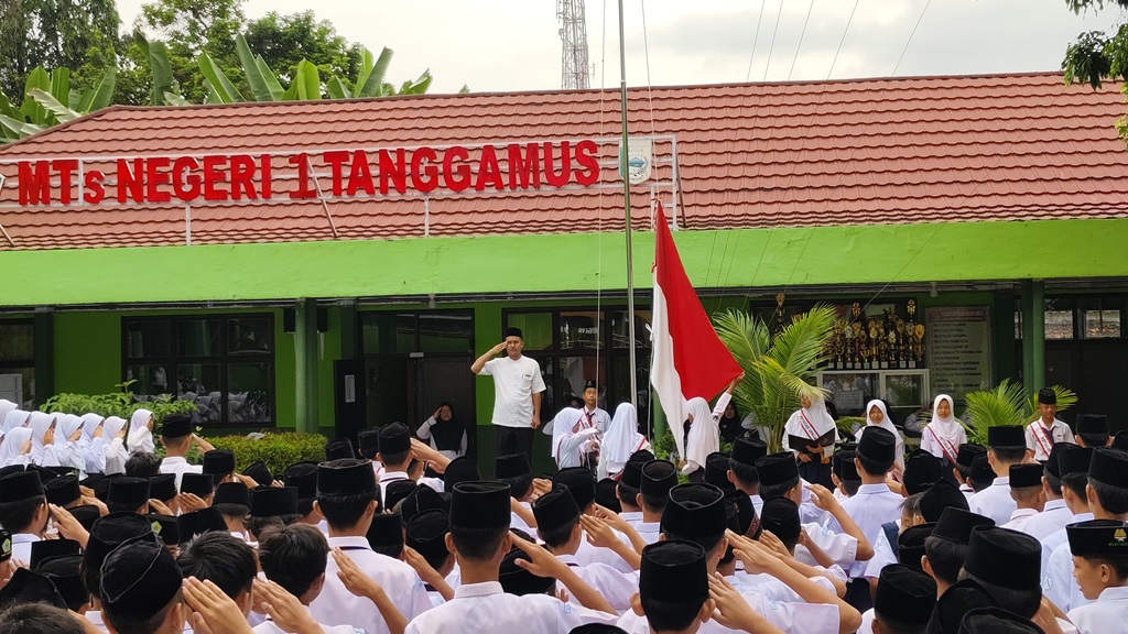 Gen Z, Jangan Bangga dengan Kesalahan di Media Sosial! Pesan Pembina Upacara MTsN 1 Tanggamus