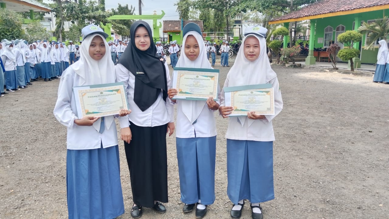 Penyerahan Sertifikat dan Uang Pembinaan kepada Siswi Berprestasi KSM di MAN 1 Mesuji